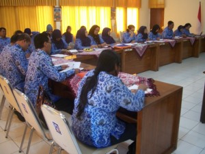 Peserta mengikuti dengan seksama sosialisasi WBK