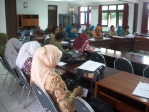 Peserta mendengarkan dengan seksama penjelasan Penjaringan Kesehatan