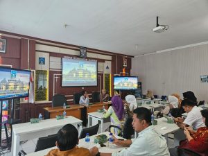 Kepala Sub Bagian Umum dan Kepegawaian Dinas Kesehatan Kabupaten Sleman, Agus Triono, S.T sedang memaparkan mengenai penerapan BLUD Sleman. (Foto: Dok. Dinkes Sleman)