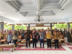 Foto bersama dalam kegiatan kunjungan kaji tiru untuk mempelajari praktik baik penanggulangan TB di Sleman