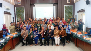 Foto bersama peserta kegiatan Table Top Exercise/TTX Kesiapsiagaan Krisis Kesehatan yang diselenggarakan oleh Dinas Kesehatan Provinsi DIY dan Dinas Kesehatan Kabupaten Sleman di Ruang Oproom Dinas PMK Sleman. Tampak Kepala Dinas Kesehatan Sleman, dr. Cahya Purnama, M.Kes, bersama perwakilan Dinkes DIY, rumah sakit, BPBD, puskesmas, organisasi profesi, dan relawan kebencanaan berfoto bersama seusai kegiatan yang berfokus pada kesiapsiagaan menghadapi erupsi Gunung Merapi.