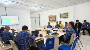 Rapat Evaluasi Pelayanan Publik di Ruang Aditya pada Jumat, 17 Oktober 2025