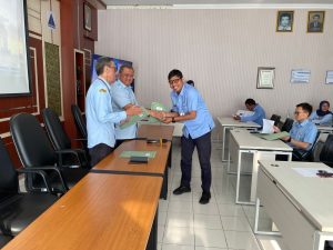 Penyerahan SK Kenaikan Pangkat kepada pegawai di lingkungan Dinas Kesehatan Kabupaten Sleman oleh Kepala Dinas Kesehatan Kabupaten Sleman, Selasa (6/1/2026). (Gambar: Dokumentasi Dinkes)