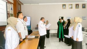 Kepala Dinas Kesehatan Kabupaten Sleman, dr. Cahya Purnama, M.Kes memimpin prosesi pengambilan sumpah/janji Jabatan Fungsional Kategori Keahlian, Rabu (14/1/2026).