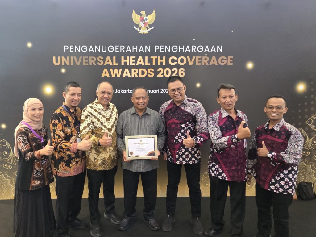 Bupati Sleman bersama jajaran Dinas Kesehatan Kabupaten Sleman saat menerima UHC Award 2026 di Jakarta International Expo (JIExpo) Kemayoran, Selasa (27/1/2026).