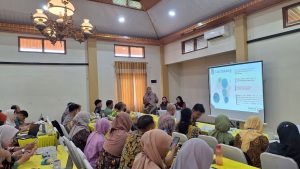 Peserta Bimbingan Teknis Klasifikasi Arsip mengikuti pemaparan materi sebagai bagian dari penguatan tata kelola administrasi pendukung pelayanan kesehatan pada Kamis (8/1/2026) di Ayem-Ayem Coffee. (Gambar: Dok. Dinkes Sleman)