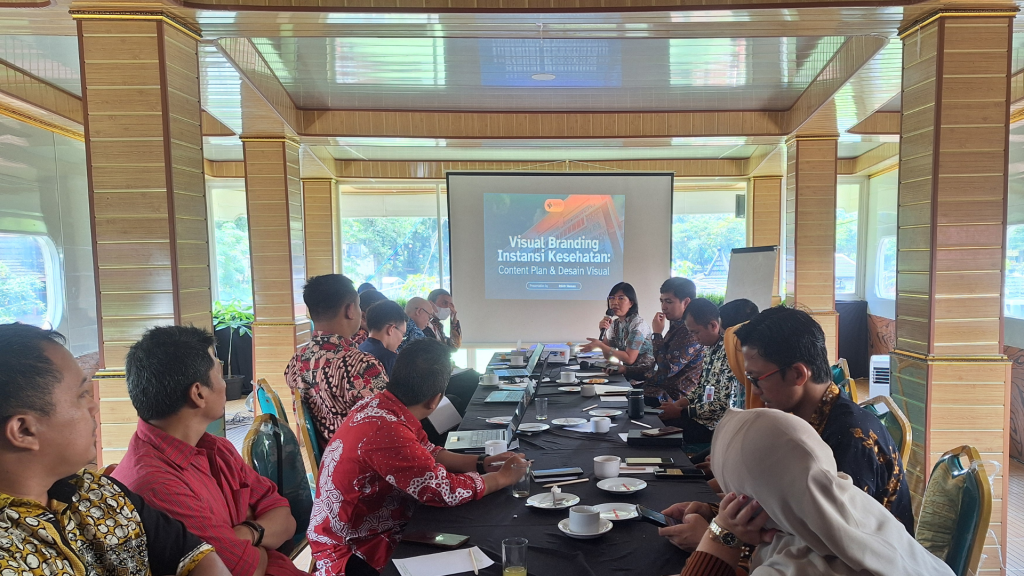 Peserta mengikuti pemaparan materi dalam Bimtek Optimalisasi Media Sosial yang digelar pada Senin (2/2/2026) pukul 08.30 WIB di Phinisi Cafe, Floating Resto Jogja.