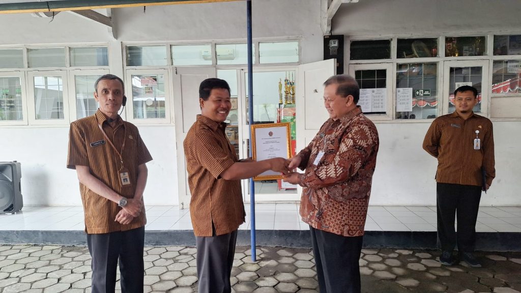 Penyerahan hasil Evaluasi Program Farmasi dan Alat Kesehatan DIY Tahun 2025 kepada Kepala Dinas Kesehatan Kabupaten Sleman pada apel pagi, Senin (9/02/2026).