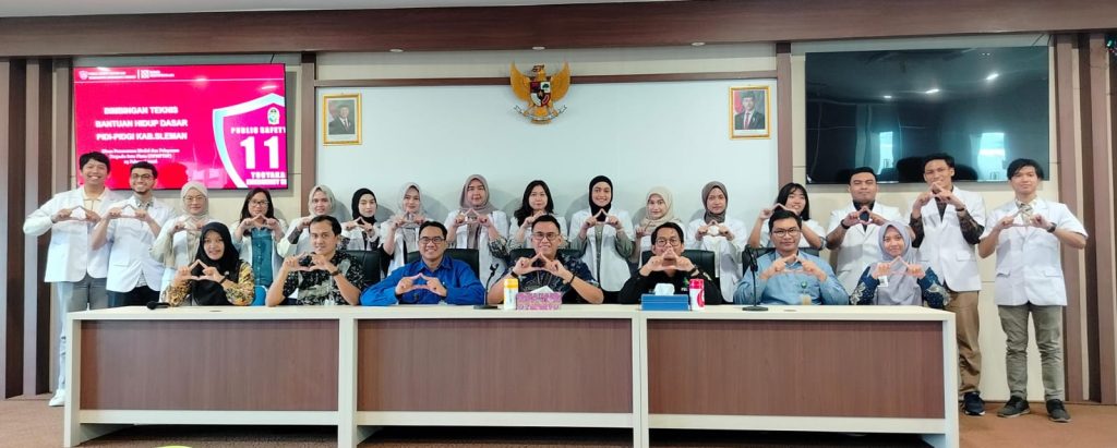 Foto bersama dalam kegiatan Bimbingan Teknis Bantuan Hidup Dasar (BHD) yang diikuti oleh peserta PIDI–PIDGI Kabupaten Sleman sebagai upaya meningkatkan keterampilan dalam penanganan kegawatdaruratan.