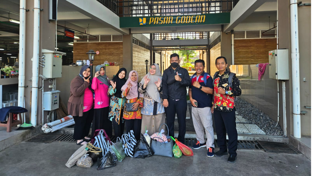 Pegawai Dinkes Sleman berpartisipasi dalam Gerakan Meramaikan Pasar Rakyat (GEMPAR) dengan berbelanja langsung di Pasar Godean, Jumat (24/4/2026).