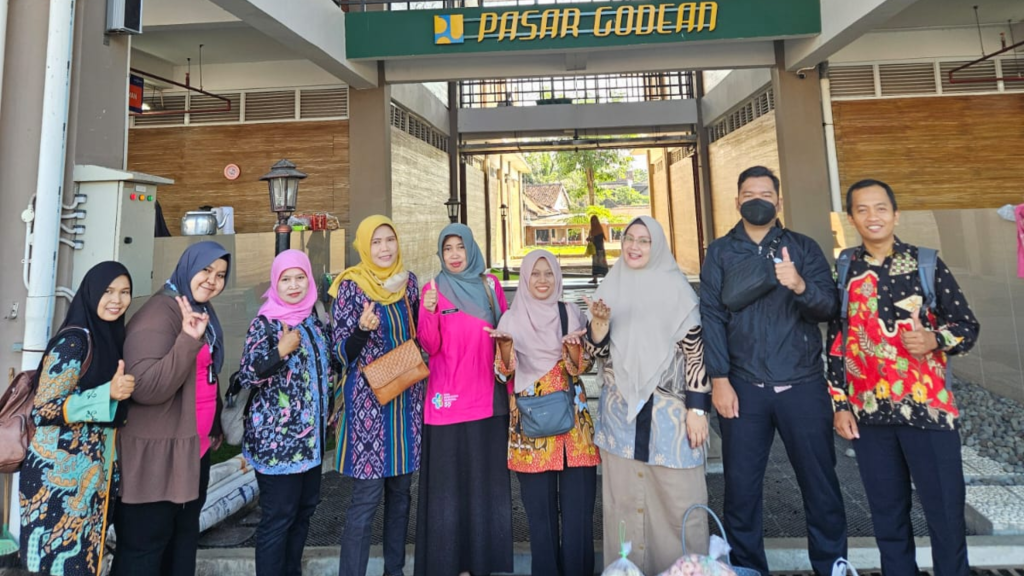 Pegawai Dinkes Sleman berpartisipasi dalam Gerakan Meramaikan Pasar Rakyat (GEMPAR) dengan berbelanja langsung di Pasar Godean, Jumat (24/4/2026).