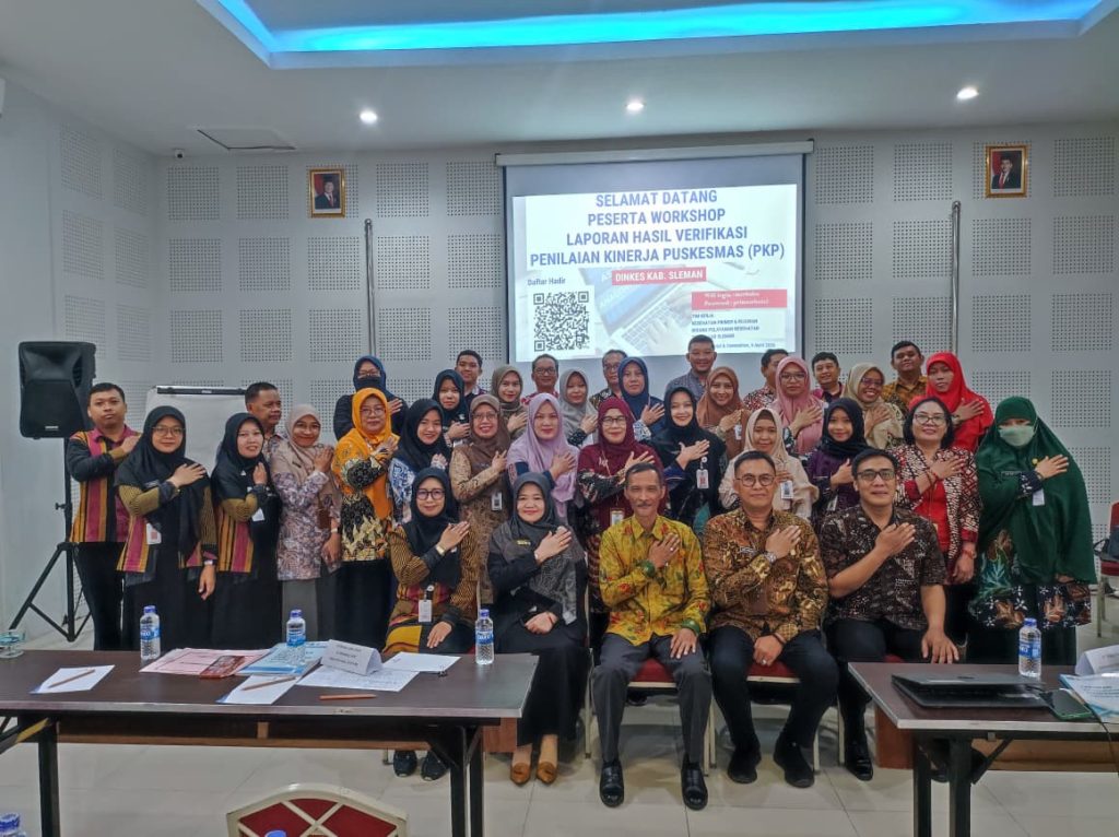 Foto bersama dalam kegiatan Workshop Verifikasi Penilaian Kinerja Puskesmas (PKP) di Prima SR Hotel & Convention, Sleman, Senin (6/4/2026).