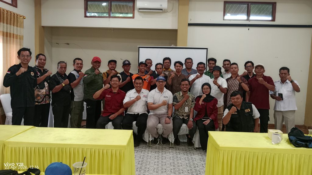 Foto bersama kegiatan Peningkatan Kapasitas Pengemudi Ambulans Desa dan Relawan serta Sosialisasi Bantuan Hidup Dasar (BHD)