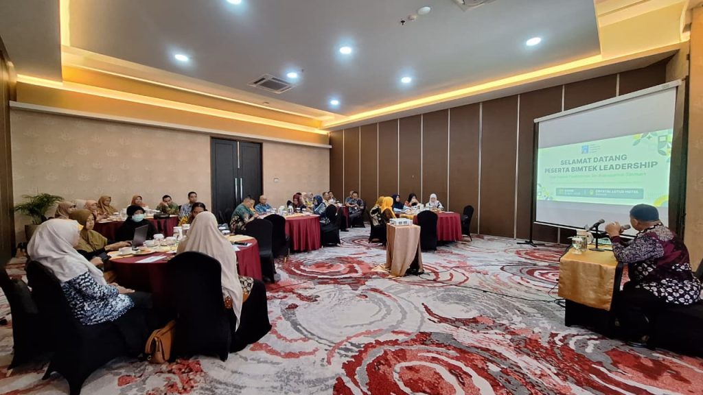 Kepala Dinas Kesehatan Kabupaten Sleman, dr. Cahya Purnama, M.Kes, memberikan arahan pada kegiatan Bimtek Leadership berbasis ESQ bagi kepala puskesmas se-Kabupaten Sleman.