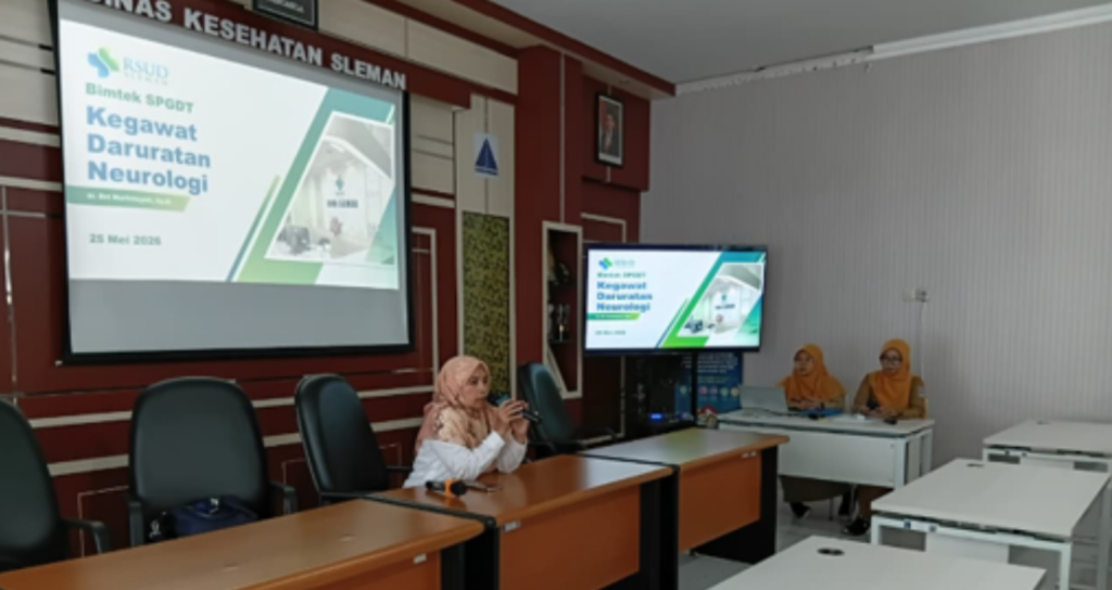 dr. Eni Nurhidayati, Sp.S menyampaikan materi penanganan stroke dan trauma saraf pada Bimtek Kegawatdaruratan Neurologis (Foto: Dok. Dinkes Sleman)