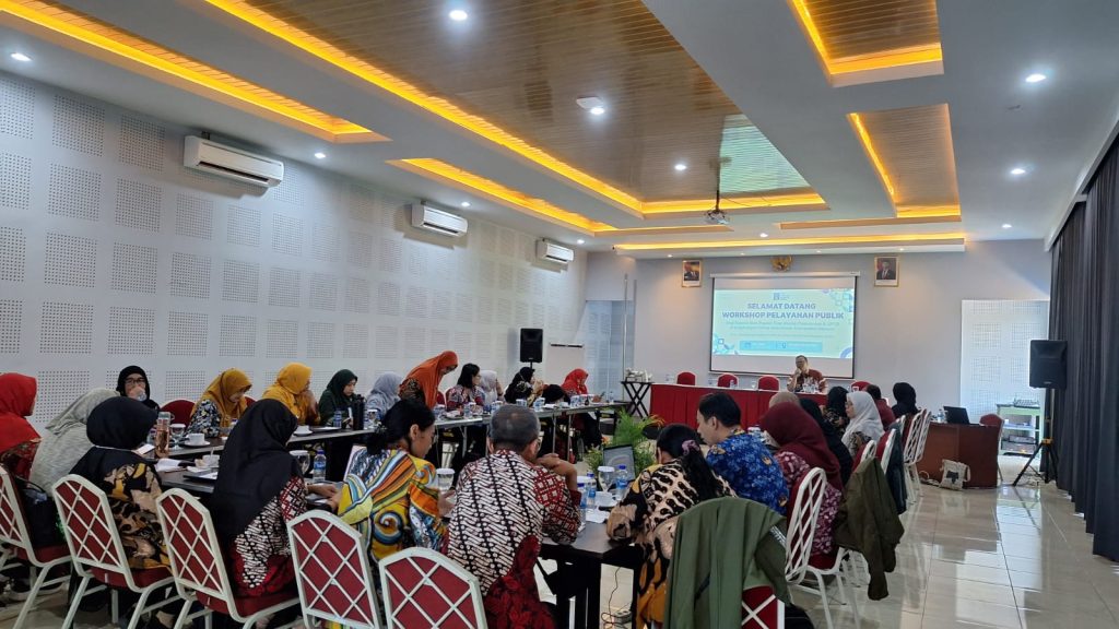 Wawan Hariawan, S.I.P., M.Si., Kepala Bagian Organisasi Sekretariat Daerah Kabupaten Sleman, menyampaikan keynote speech pada Workshop Pelayanan Publik (Foto: Dok. Dinkes Sleman)