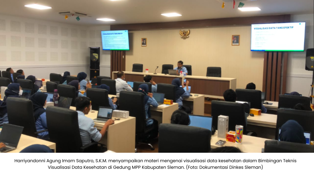 Harriyandonni Agung Imam Saputro, S.K.M. menyampaikan materi mengenai visualisasi data kesehatan dalam Bimbingan Teknis Visualisasi Data Kesehatan di Gedung MPP Kabupaten Sleman. (Foto: Dokumentasi Dinkes Sleman)